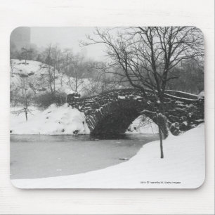Tapis De Souris Le pont en pierre au-dessus de la neige a couvert