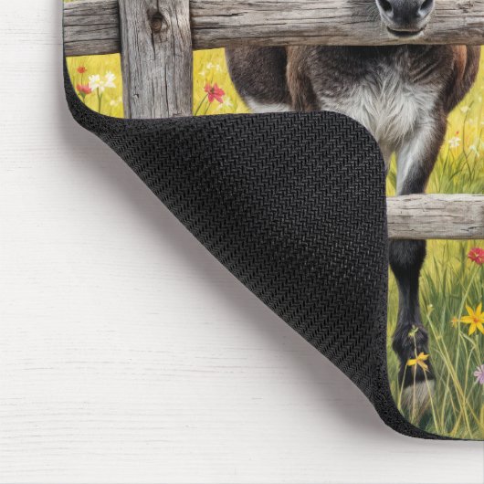 Tapis De Souris Les ânes par une clôture dans un pâturage agricole (Coin)