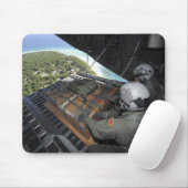 Tapis De Souris Les aviateurs poussent une palette de biens donnés (Avec souris)