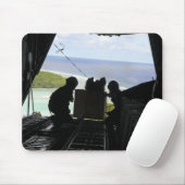 Tapis De Souris Les aviateurs sortent une palette de biens donnés (Avec souris)