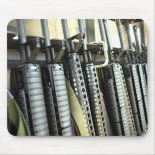 Tapis De Souris Les fusils d'assaut se tiennent prêts sur le