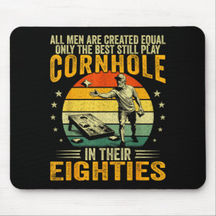Tapis De Souris Les hommes âgés jouent au cornhole dans un jeu de