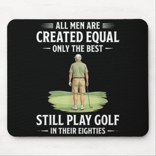 Tapis De Souris Les hommes créés égaux jouent au golf dans les ann