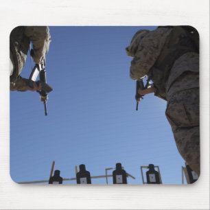 Tapis De Souris Les marines changent des magazines au milieu de la