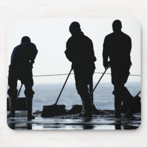 Tapis De Souris Les marins balayent la baie de hangar
