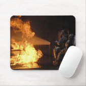 Tapis De Souris Les pompiers éteignent un feu simulé de batterie (Avec souris)