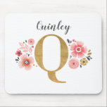 Tapis De Souris LETTRE MONOGRAPHIQUE INITIALE EN OR Rose Q<br><div class="desc">Un magnifique tapis de souris rose monogrammée féminine, avec des fleurs roses et une lettre en or monogramme Q. Personnalisez le tapis de souris en ajoutant votre nom sous le monogramme. Fait un cadeau amusant pour un ami ou pour un cadeau de femme d'honneur. Conçu pour vous par Blackberry Boulevard....</div>