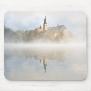 Tapis De Souris Lever de soleil de Foggy au lac Bled