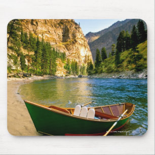 Tapis De Souris L'IDAHO, bateau de pêche sur une plage sablonneus