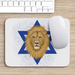 Tapis De Souris Lion moderne de Juda. Étoile de David<br><div class="desc">Ce tapis de souris de style moderne présente un Lion de Juda peint à la main,  avec l'Étoile de David en arrière - plan. Une texture bleue éclaboussée sur le blanc ajoute un aspect grinçant. *Oeuvre exclusivement créée par Tracey Khalei / Orabella Prints.</div>