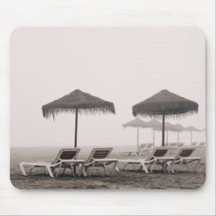 Tapis De Souris Lits pliants et parapluie sur la plage de Playamar