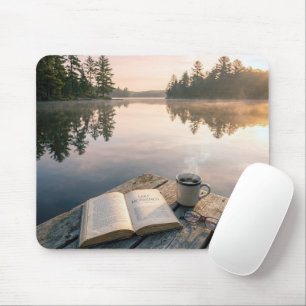 Tapis De Souris Livre ouvert avec café sur un quai de lac