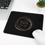 Tapis De Souris Logo Abstrait Rose Faux<br><div class="desc">Chic mousepad personnalisé affiche votre nom d'entreprise ou votre choix de texte personnalisé à l'intérieur d'un élément cercle abstrait de feuille d'or faux rose sur un arrière - plan noir.</div>