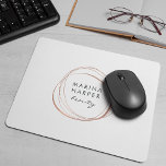 Tapis De Souris Logo Abstrait Rose Faux<br><div class="desc">Chic mousepad personnalisé affiche votre nom d'entreprise ou votre choix de texte personnalisé à l'intérieur d'un élément cercle abstrait de feuille d'or faux rose sur un arrière - plan blanc.</div>