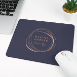 Tapis De Souris Logo Abstrait Rose Faux<br><div class="desc">Chic mousepad personnalisé affiche votre nom d'entreprise ou le choix de texte personnalisé à l'intérieur d'un élément abstrait cercle en feuille d'or faux rose sur un arrière - plan bleu nuit riche.</div>