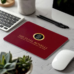 Tapis De Souris Logo Cardinal Red Leather Gold ROUND<br><div class="desc">Améliorez votre espace de travail grâce à ce tapis de souris cardinal en cuir rouge conçu pour combiner style et fonctionnalité. Doté d'un logo doré luxueux et d'une option permettant d'ajouter deux lignes de texte personnalisé, ce pavé de souris est parfait pour personnaliser avec votre nom, entreprise, entreprise ou tout...</div>