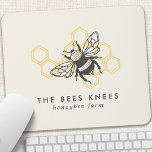 Tapis De Souris Logo d'abeilles vintages<br><div class="desc">Logo d'abeilles vintage Plaque de souris d'abeilles rustiques. Ce design branché présente une abeille noire contre un arrière - plan de nid d'abeille jaune. Le design idéal pour un apiculteur.</div>