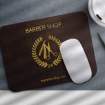 Tapis De Souris Logo et nom Barbershop personnalisé or brun<br><div class="desc">Barber shop homme tapis de souris salon avec faux logo or et nom barber shp typographie script sur un look de cuir marron foncé (IMPRIMÉ,  PAS VRAI CUIR) arrière - plan.                 Vous pouvez modifier le logo prédéfini avec le vôtre.</div>