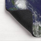 Tapis De Souris L'Ouragan Irene Traverse Les Bahamas. (Coin)