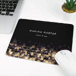 Tapis De Souris Lumières dorées personnalisées<br><div class="desc">Chic mousepad personnalisé affiche votre nom,  nom d'entreprise ou choix de texte personnalisé sur un arrière - plan noir sillonné de brins de lampes à cordes d'or avec un effet bokeh flou.</div>