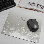 Tapis De Souris Luminosité Platine personnalisée<br><div class="desc">Chic mousepad personnalisé affiche votre nom,  nom d'entreprise ou choix de texte personnalisé en lettres noires classiques sur un arrière - plan gris argenté orné d'une explosion de lumières de livres blancs en haut.</div>