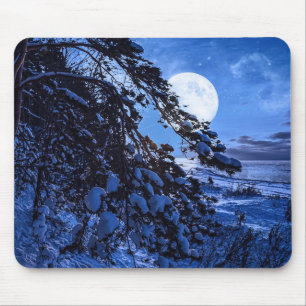 Tapis De Souris Lune sur le sapin enneigé et la côte de la mer la