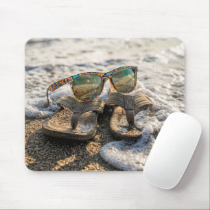 Tapis De Souris Lunettes de soleil et sandales dans le ressac de l