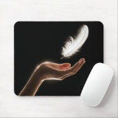 Tapis De Souris Main libérant une plume blanche (Avec souris)
