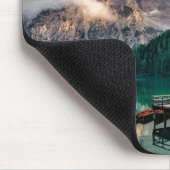 Tapis De Souris Maison en bois au milieu du lac Surplombant les mo (Coin)