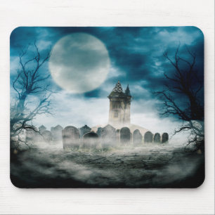 Tapis De Souris Maison hantée sur un cimetière effrayant. Scène d'
