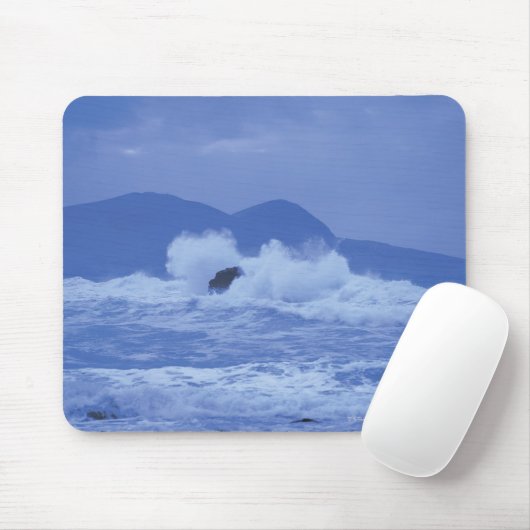 Tapis De Souris mer agitée s'écrasant contre un rivage rocheux (Avec souris)