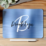 Tapis De Souris Métal brossé Bleu Noir Blanc Script Monogramme<br><div class="desc">Cet élégant pavé de souris personnalisé dispose d'un monogramme et prénom en écriture moderne noir et blanc sur un arrière - plan en métal brossé bleu clair.</div>