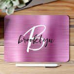 Tapis De Souris Métal brossé rose Noir Blanc Script Monogramme<br><div class="desc">Cet élégant pavé de souris personnalisé dispose d'un monogramme et prénom dans un script moderne noir et blanc sur un arrière - plan en métal brossé rose tendance.</div>