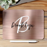 Tapis De Souris Métal brossé rose Or Noir Blanc Monogramme<br><div class="desc">Cet élégant pavé de souris personnalisé dispose d'un monogramme et prénom en écriture moderne noir et blanc sur un arrière - plan en métal brossé or rose tendance.</div>