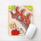 Tapis De Souris mignon petit garçon nourrit de mignons petits écur (Avec souris)