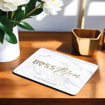 Tapis De Souris Moderne Boss Maman Design Or & Blanc Gris Marbre<br><div class="desc">Personnalisez et décorez votre espace de travail et faites savoir qui vous êtes avec notre tablette personnalisée "Boss Mom" amusante, élégante et tendance. Le design comprend un arrière - plan en marbre blanc élégant avec "Boss Mom" conçu dans un script de brosse en faux or et typographie san-serif avec un...</div>