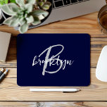 Tapis De Souris Monogramme à script blanc gris bleu marine tendanc<br><div class="desc">Cet élégant pavé de souris personnalisé dispose d'un monogramme et prénom dans un script gris et blanc moderne sur un arrière - plan bleu marine.</div>