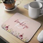 Tapis De Souris Monogramme blanc fleur sauvage rose-rose-bordeaux<br><div class="desc">Ce pavé de souris personnalisé est doté d'un monogramme et d'un prénom dans un arrière - plan rose roux moderne en rouge et blanc bordeaux. Des fleurs sauvages d'aquarelle en bordeaux,  violet,  rose,  jaune et blanc décorent la bordure inférieure.</div>