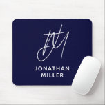 Tapis De Souris Monogramme bleu marine tendance<br><div class="desc">Ce pavé de souris moderne et minimaliste dispose d'un monogramme de script personnalisable sur un arrière - plan bleu marine propre. Le design élégant ajoute une touche de sophistication à tout espace de travail. La base antidérapante de haute qualité offre une surface solide et confortable pour votre souris. Personnalisez avec...</div>