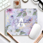 Tapis De Souris monogramme bleu violet vintage d'aquarelle florale<br><div class="desc">Des fleurs d'aquarelle blanches, violettes et bleues recouvrent un script d'or sur un magnifique, doux perwinkle violet bleu, veiné or arrière - plan sur ce magnifique, romantique, vintage monogramme floral et nom mousepad. Fait une déclaration chic et élégante à chaque utilisation. Faites un grand cadeau pour vous-même ou quelqu'un de...</div>