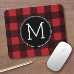 Tapis De Souris Monogramme de Motif de buffle rouge et noir rustiq<br><div class="desc">Un design robuste et masculin avec un espace pour monogrammes. Un motif classique et traditionnel qui existe depuis des années. Si vous devez ajuster l'illustration ou modifier la police,  vous pouvez cliquer sur la zone personnaliser. Cela vous mènera à l'outil de conception où vous pouvez effectuer de nombreux changements.</div>