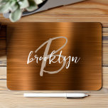 Tapis De Souris Monogramme de script métallique brossé orange brûl<br><div class="desc">Cet élégant pavé de souris personnalisé dispose d'un monogramme et prénom dans un script moderne beige et blanc sur un arrière - plan en métal brossé orange brûlé tendance.</div>
