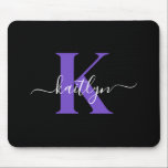 Tapis De Souris Monogramme de script moderne violet noir<br><div class="desc">Cette simple et élégante mousepad noire avec votre prénom dans une police de script tendance en blanc tapé sur votre première initiale dans une police casquette moderne en violet est parfaite pour votre bureau/bureau. C'est design,  tendance et pourtant très classique.</div>