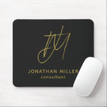 Tapis De Souris Monogramme d'or noir<br><div class="desc">Gardez votre espace de travail élégant et fonctionnel avec cette carte de souris Monogramme Or Noir moderne. Le design élégant est doté d'un monogramme personnalisable avec nom et titre sur un arrière - plan noir, et la base en caoutchouc antidérapante assure une adhérence sécurisée sur n'importe quelle surface. Parfait pour...</div>