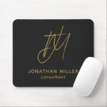 Tapis De Souris Monogramme d'or noir<br><div class="desc">Gardez votre espace de travail élégant et fonctionnel avec cette carte de souris Monogramme Or Noir moderne. Le design élégant est doté d'un monogramme personnalisable avec nom et titre sur un arrière - plan noir, et la base en caoutchouc antidérapante assure une adhérence sécurisée sur n'importe quelle surface. Parfait pour...</div>