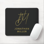 Tapis De Souris Monogramme d'or noir<br><div class="desc">Gardez votre espace de travail élégant et fonctionnel avec cette carte de souris Monogramme Or Noir moderne. Le design élégant est doté d'un monogramme personnalisable sur un arrière - plan noir, et la base en caoutchouc antidérapante assure une adhérence sécurisée sur n'importe quelle surface. Parfait pour un usage personnel et...</div>