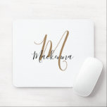 Tapis De Souris Monogramme d'or noir moderne élégant Script Girly<br><div class="desc">Monogramme d'or Noir moderne Pad de souris Girly. Personnalisez cette élégante conception monogrammée de pavé de souris blanc avec votre nom et votre monogramme initial dans une typographie chic, tendance et girly script. Un cadeau parfait pour elle.</div>