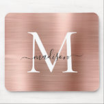 Tapis De Souris Monogramme en métal brossé rose rose-bleu rose<br><div class="desc">Vierge rose rose or brossé Monogramme métal brossé Script</div>