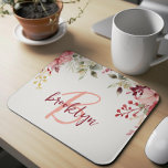 Tapis De Souris Monogramme floral rose vif bordeaux<br><div class="desc">Cet élégant pavé de souris personnalisé possède un monogramme et un prénom dans un script moderne rose et bordeaux. Une aquarelle de fleurs et de verdure rose et bordeaux rousses orne la bordure supérieure.</div>