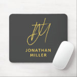 Tapis De Souris Monogramme jaune gris moderne<br><div class="desc">Gardez votre espace de travail élégant et fonctionnel avec cette souris monogramme jaune moutarde moderne gris. Le design élégant est doté d'un monogramme personnalisable sur un arrière - plan gris foncé, et la base en caoutchouc antidérapante assure une adhérence sécurisée sur n'importe quelle surface. Parfait pour un usage personnel et...</div>